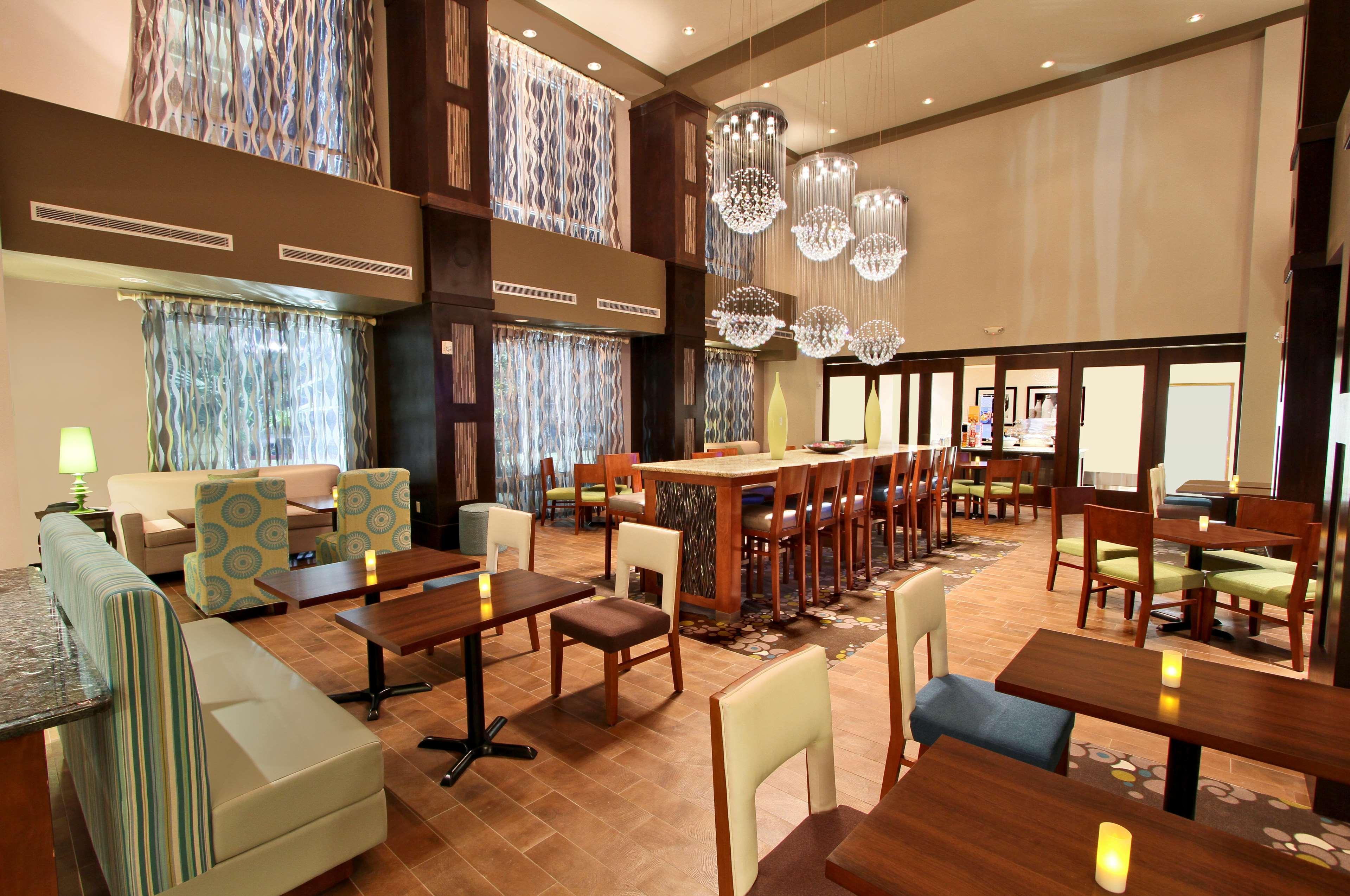 Hampton Inn & Suites Winnie Restaurant foto